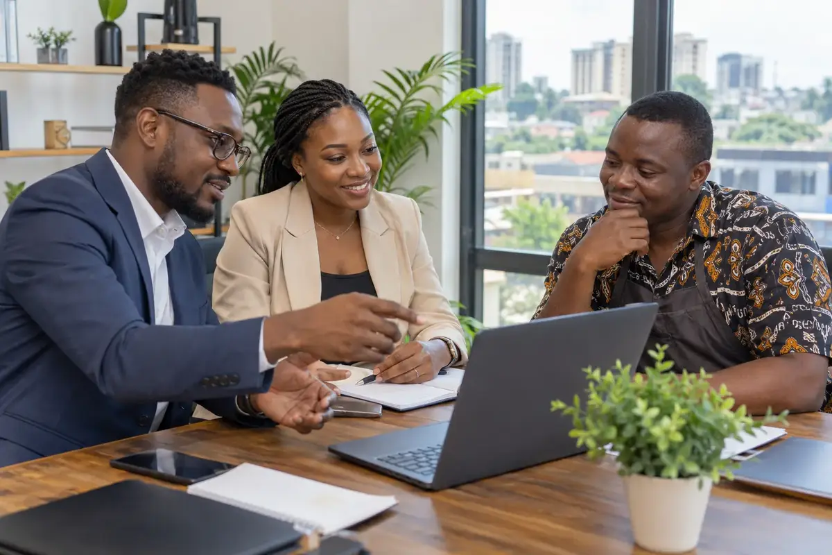 Des conseillers d’entreprise avec un client à Douala