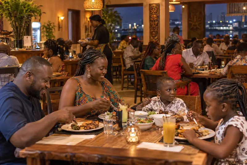 Une famille à table, des plats et des jus frais