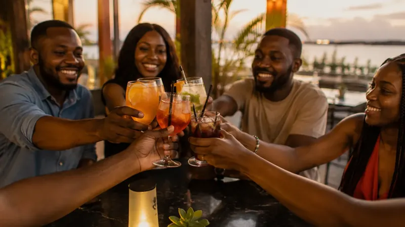 Des amis à table, verres levés