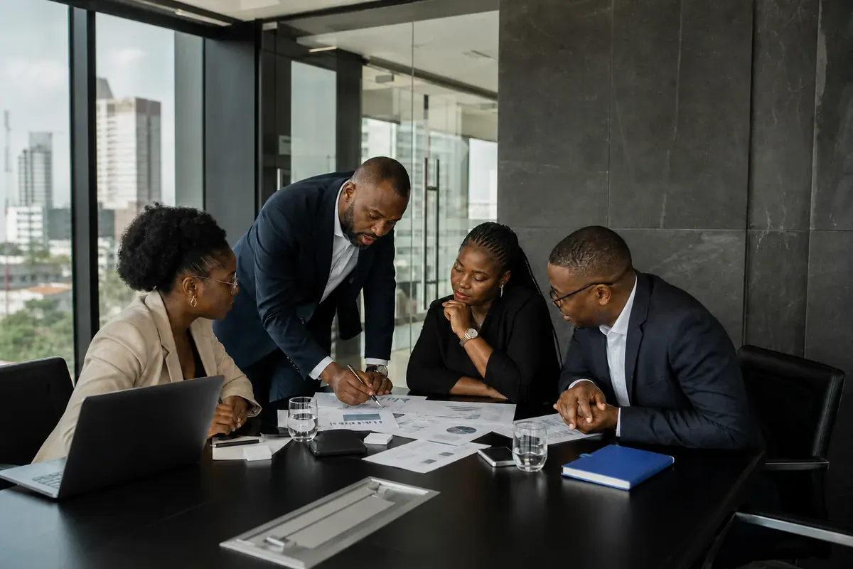Une séance de stratégie dans un bureau à Douala
