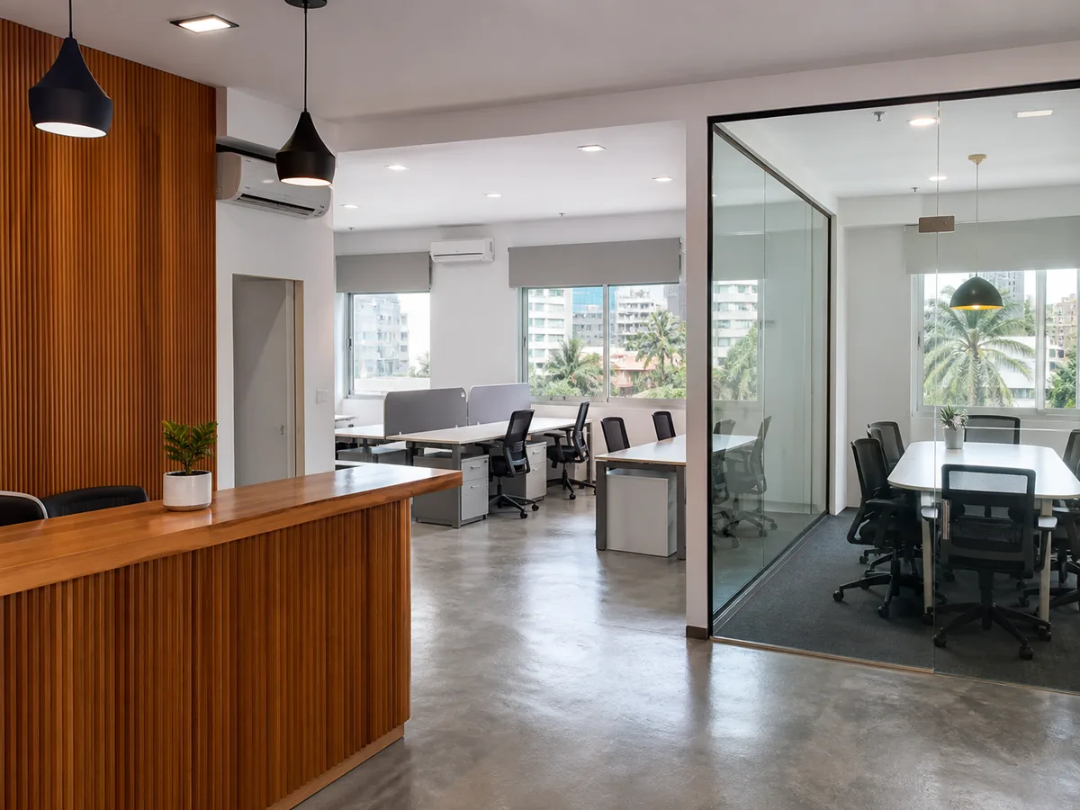 Plateau de bureaux équipé à Akwa